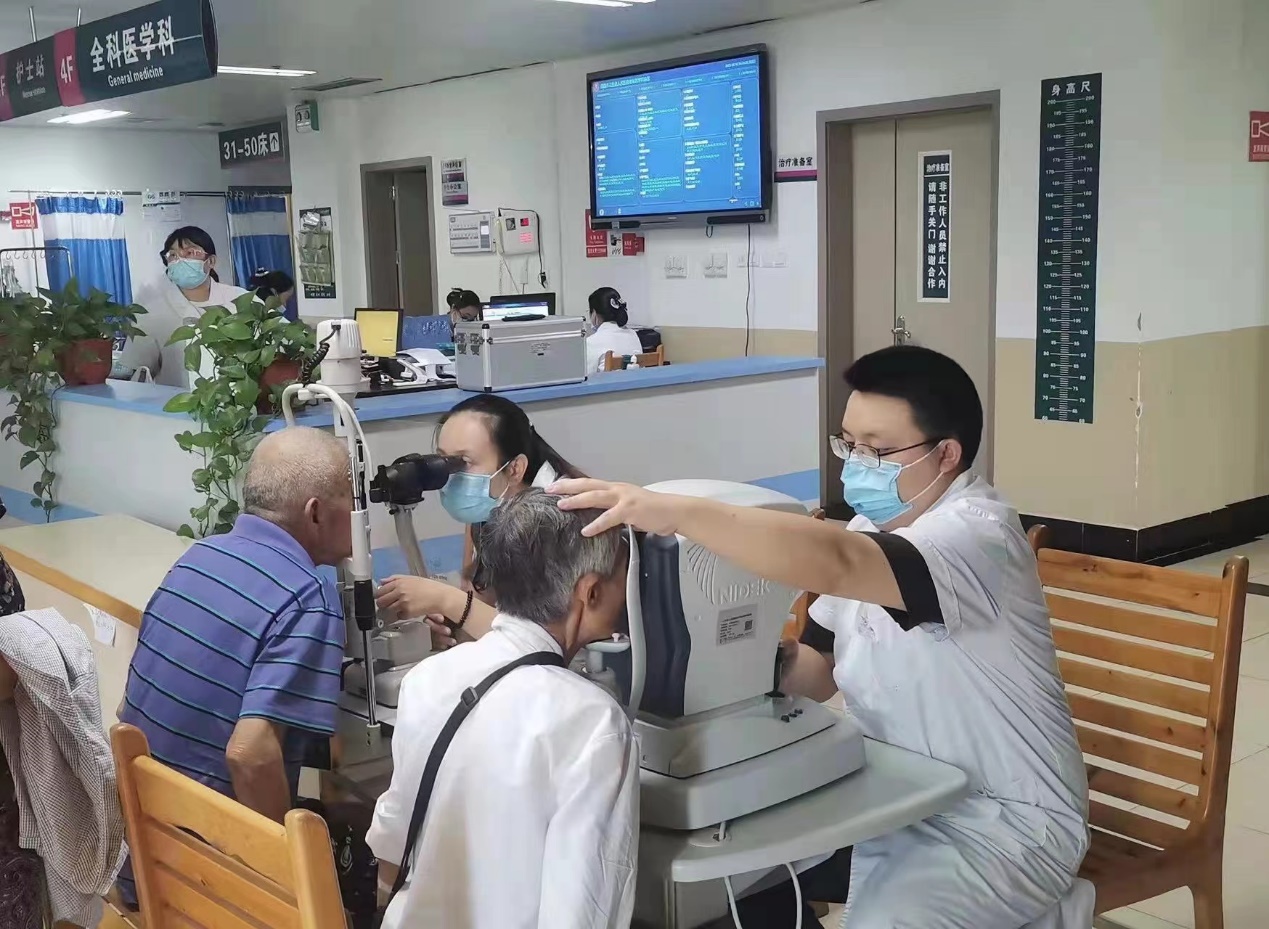图片包含 室内, 人, 男人, 桌子

描述已自动生成