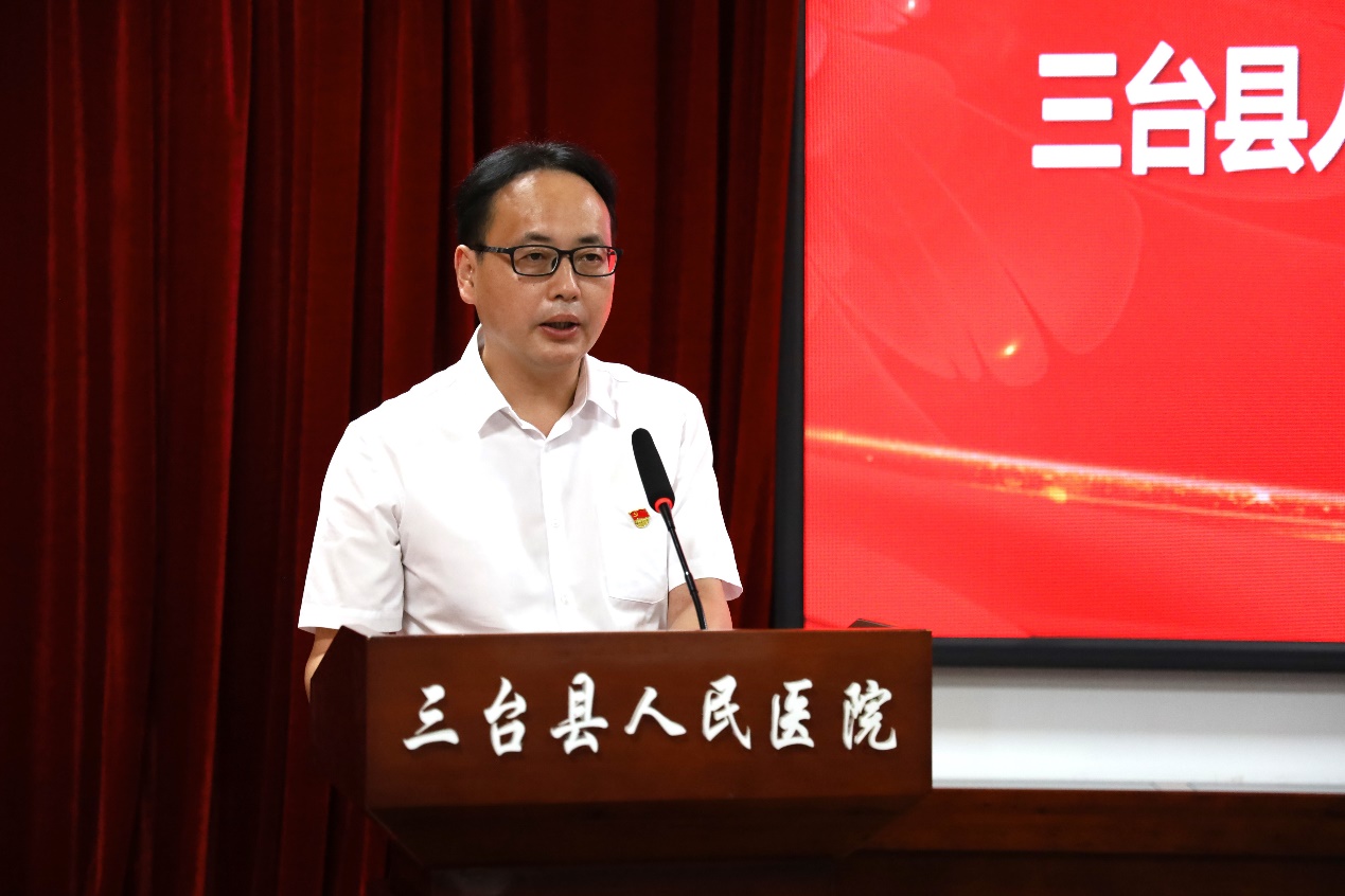 人站在桌子上

中度可信度描述已自动生成