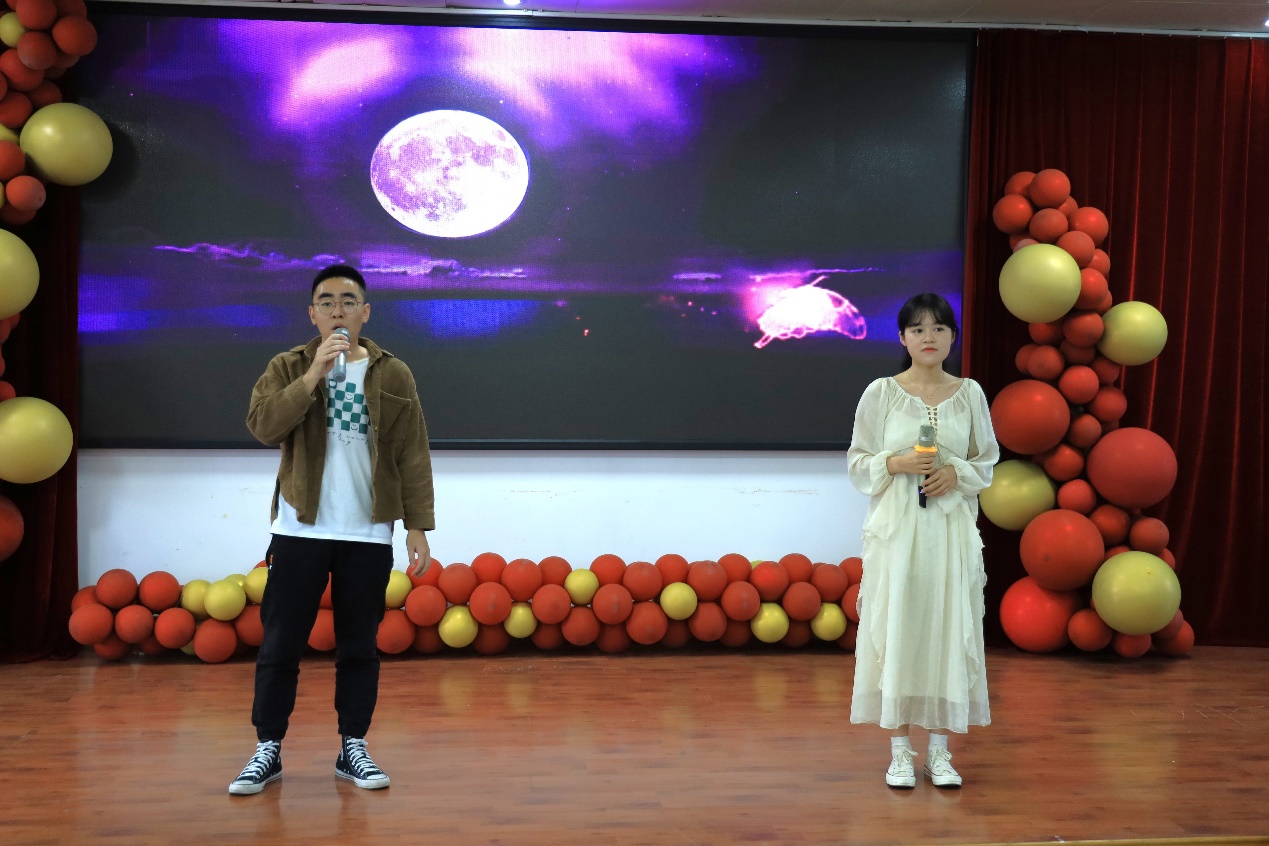 图片包含 室内, 桌子, 木, 站

描述已自动生成